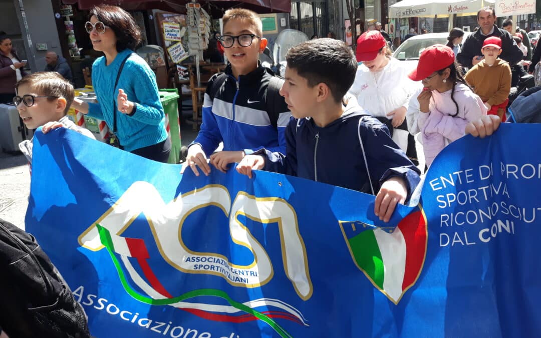 Napoli, corteo antigraffiti: bambini e associazioni insieme per una grande festa azzurra